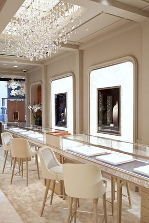 Having engaged Jaime Hayon to design boutiques in New Delhi and New York, Nirav Modi – the jewellery house established by the eponymous diamantaire – has commissioned the French luxury interior design specialist Atelier Marika Chaumet to create a decid... French Luxury Interior, Interior Design New York, Jewelry Store Interior, Jewelry Store Design, Decor Studio, Jewellery Showroom, Showroom Interior Design, Boutique Interior Design, Store Interiors