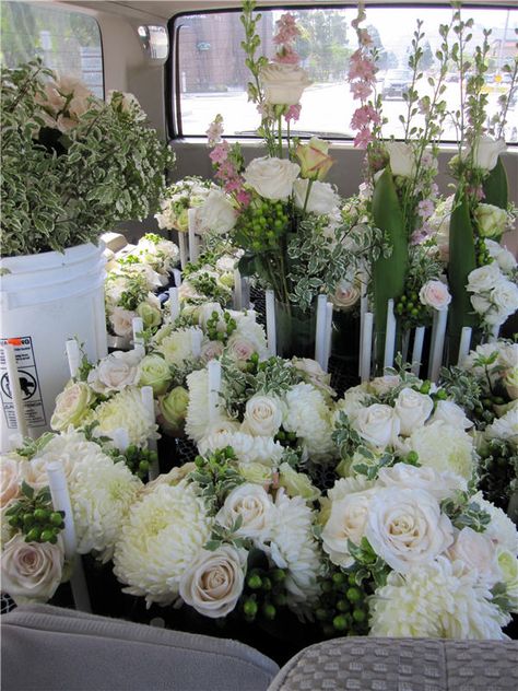 Great Way to move flowers Flower Business, Floral Trends, Flower Bomb, Diy Wedding Flowers, Wedding Business, Flower Delivery, Diy Flowers, Flower Shop, Orange County