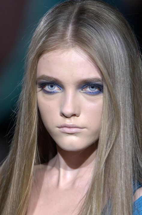 Vlada Roslyakova Face, Chanel Makeup Looks, 2000s Models, Versace Makeup, Vlada Roslyakova, Cute Eyeshadow Looks, Chanel Resort, Black Eyeshadow, Model Inspo