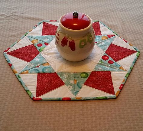 Hexagon Quilted Table Topper Pattern, Round Table Quilt, Round Christmas Table Toppers, Round Table Toppers Quilted Patterns Free, Round Table Toppers Patterns Free, Round Quilted Table Toppers, Thanksgiving Table Toppers, Hexagon Table Topper, Round Table Topper