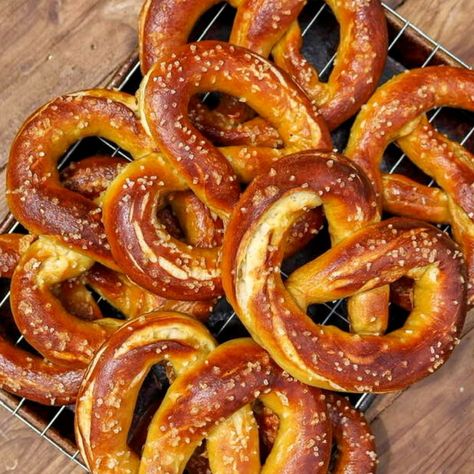 How to Make the Best Vegan Soft Pretzels Vegan Soft Pretzels, Basic Baking, Pretzel Bark, Vegan Nachos Cheese, Pretzel Shape, Vegan Nachos, Soft Pretzel, Pasta Dough, Soft Pretzels