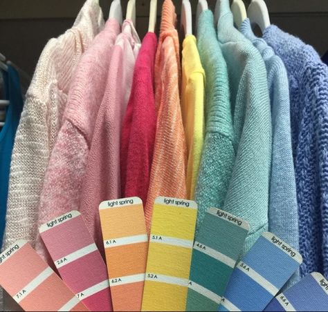 Light Spring Color Palette Outfits For Fall, Spring Color Pallete Fashion, Light Spring Color Palette Outfits Street Styles, Light Spring Winter Outfits, Light Spring Clothes, Light Spring Outfits Color Palettes, Spring Color Palette Clothes, Light Spring Wardrobe, Warm Spring Capsule Wardrobe