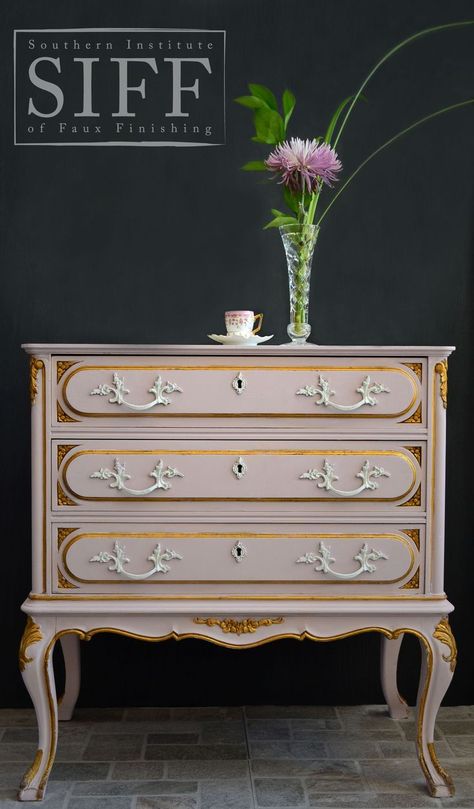 Beautiful dresser painted with Chalk Paint®️️️ by Annie Sloan in Antoinette with Old White and gold accents | Gorgeous painted furniture project by Annie Sloan Stockist Virginia Weathersby of Southern Institute of Faux Finishing Pink Painted Furniture, Server Ideas, Jolie Paint, Dresser Ideas, Dresser Painted, Crate Furniture Diy, Pink Furniture, Gilding Wax, Beautiful Dresser