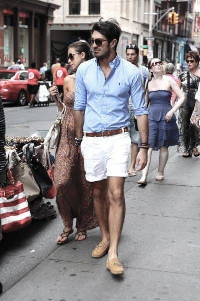 Gentlemens Summer Outfits Style Ideas Light Blue Dress Shirt With White Shorts Mens Summer Wardrobe, Mens Fashion Summer Outfits, Short Blanc, New York Street Style, Vintage Man, Preppy Summer Outfits, Streetwear Mode, Short Men Fashion, Stylish Summer Outfits