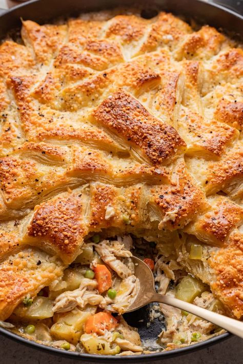 Pot Pie With Puff Pastry, Pie With Puff Pastry, Puff Pastry Chicken, Puff Pastry Crust, Easy Chicken Pot Pie, Pastry Crust, Pot Pies Recipes, Chicken Pot Pie Recipes, Easy Lunch Recipes