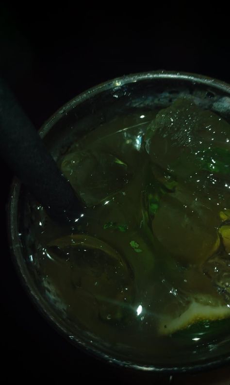 mojito drink aesthetic Mojito Aesthetic Night, Mojitos Aesthetic, Mojito Snap, Gsm Blue Mojito, Mojito Aesthetic, Mojito Drink, Virgin Mojito, Snap Story, Drink Aesthetic