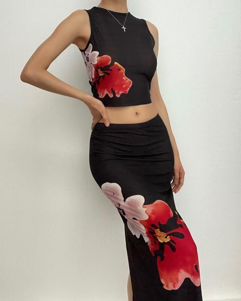 Halibuy (@halibuy_) • Instagram photos and videos Waistcoat Sweater, Solid Dress Casual, Midi Skirt Set, Midi Skirt Pattern, Formal Dresses With Sleeves, Flower Theme, Baby Tees Y2k, Women Flower, Skirt Y2k