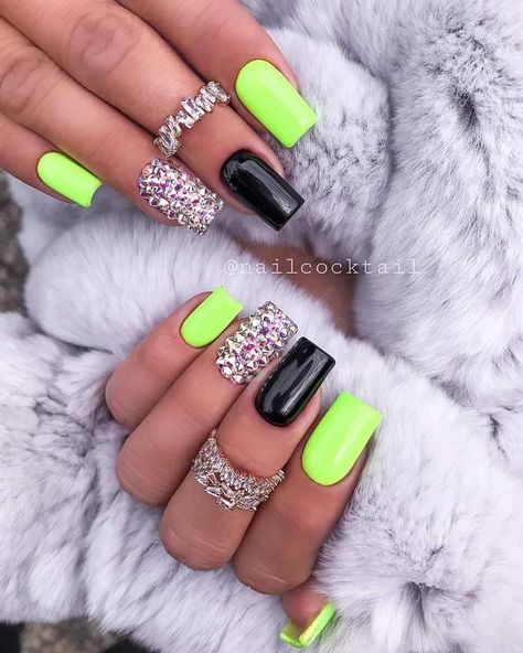 Occasion Nails, Summer Nails 2023, Neon Acrylic Nails, Neon Green Nails, Pedicure Manicure, Cute Gel Nails, Design Nails, Nails 2023, Designs Nail