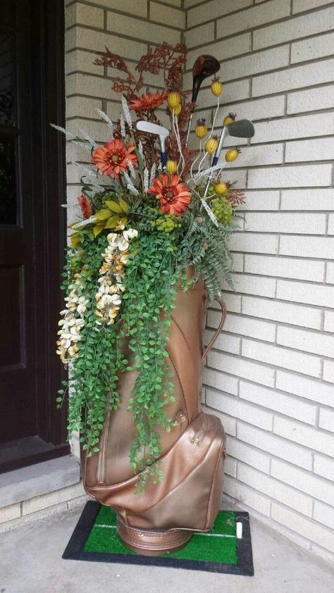 Super cute Golf Bag Craft Idea! Find more golf ideas, quotes, and tips at #lorisgolfshoppe Golf Club Decor, Golf Decorating Ideas Interior Design, Bag Craft Ideas, Golf Wreath, Golf Centerpieces, Golf Crafts, Golf Theme Party, Golf Birthday Gifts, Golf Ball Crafts