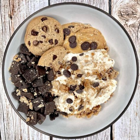 Chocolate Chip Cookie Yogurt Bowl - Diana's Delish Dishes Chocolate Yoghurt Bowl, Low Calorie Cereal, Chocolate Chip Cookie Bowls, Cookie Dough Yogurt, Protein Bowl, Keto Cereal, 2 Cookies, Cookie Bowls, Yoghurt Bowl