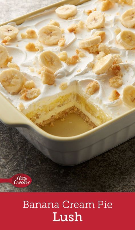 This lush is bananas! Sugar cookie crust gets topped with a sweet vanilla creamy layer, sliced bananas, pudding and whipped topping for an irresistible take on banana cream pie. Bananas Pudding, Puding Pisang, Banana Pudding Desserts, Banana Cream Pie Recipe, Banana Split Dessert, Banana Pudding Cake, Sugar Cookie Crust, Banana Pudding Cheesecake, Banana Dessert Recipes