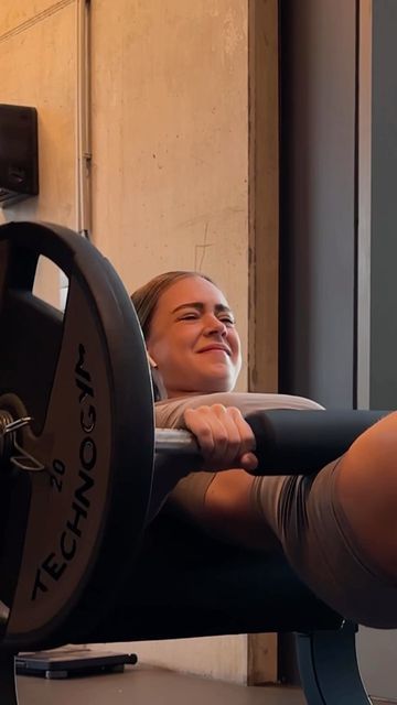 Sophie van Oostenbrugge on Instagram: "the glute pump was unreal.. start with hip thrusts: 4 sets of 15, 12, 10, 8 reps. increase weight as reps decrease. after that it’s bulgarian split squat: 3 sets of 8-10 reps exercise 3. smith machine sumo squat 3 x 12 exercise 4. glute kickback 2 x 15 per side exercise 5. RDL 3 x 10 - 12 hope you’ll love this workout just as much as I do if you try it😌💅" Gym Aesthetic Hip Thrust, Splits Aesthetic, Ejercicio Aesthetic, Glute Kickback, Weight Squats, Hip Thrust Machine, Glute Pump, Glute Kickbacks, Hip Thrusts