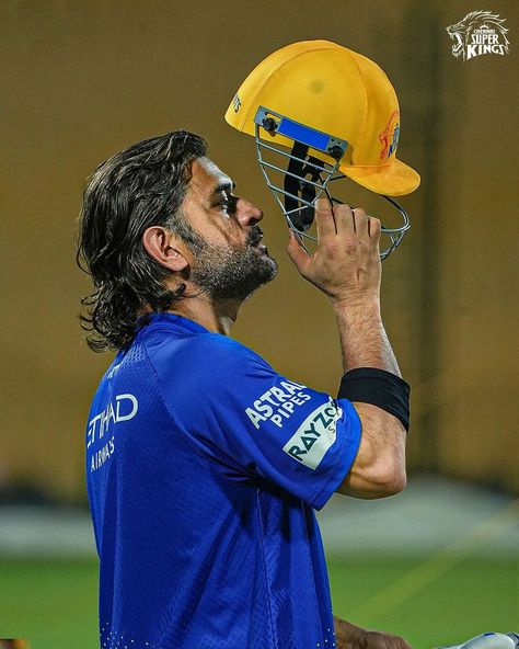 The vintage hair. The classic emotion. Mahi aa Raha hai! 🦁 #WhistlePodu 🦁💛 | Instagram Dhoni Back Pose, Ms Doni, Virat Kohli Hairstyle, Ms Dhoni Wallpapers, Look Wallpaper, Virat Kohli Instagram, Ms Dhoni Photos, Dhoni Wallpapers, Cricket Videos