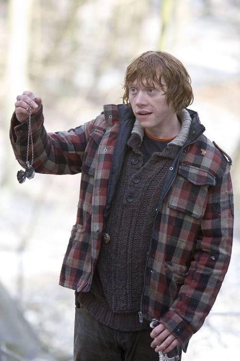 The Horcrux locket is destroyed with which item?   Ron smashed the locket with Gryffindor's sword, shattering both glass windows inside the locket and destroying the Horcrux. Ron Weasley Gif, Ron Weasley Fan Art, Rupert Grint Ron Weasley, Glume Harry Potter, Ronald Weasley, Rupert Grint, Images Harry Potter, Ron And Hermione, Harry Potter Films