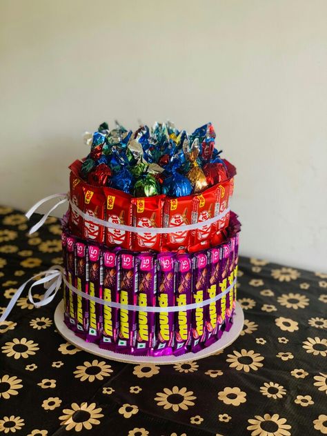 Chocolate Tower 🍫😍 Sweet Hamper Ideas Gift, Chocolate Tower Hamper, Birthday Gifts Snaps, Bucket Balon, Chocolate Tower, Hamper Diy, Race Night, Wedding Packing, Candy Gifts Diy