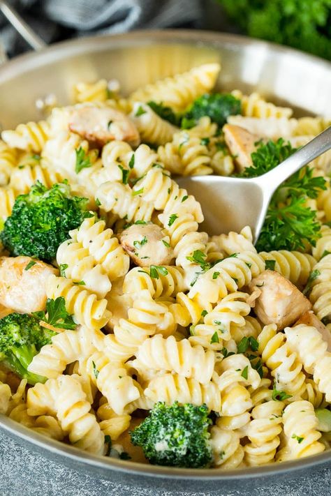 Grilled Apples, Chicken Broccoli Alfredo Pasta, Broccoli Alfredo Pasta, Easy Dinner Options, Pasta With Chicken, Chicken Broccoli Alfredo, Broccoli Alfredo, Homemade Alfredo Sauce, Pesto Chicken Pasta