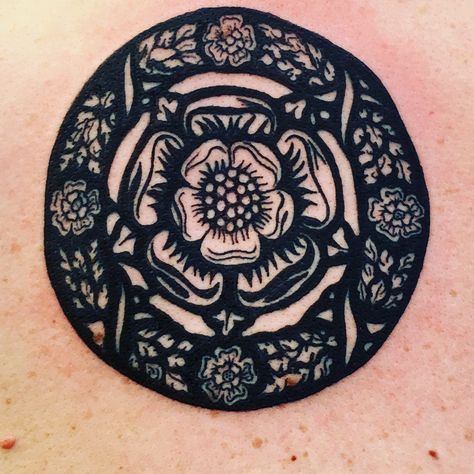 My gorgeous Tudor rose tattoo Tudor Rose Tattoo, Eight Legged Freaks, English Tudor, Tudor Rose, Tattoo Artwork, Rose Tattoo Design, Modern Tattoos, Bow Arrows, White Tattoo