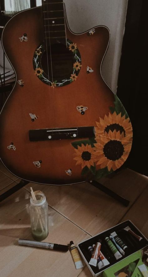 Paint On Guitar Ideas, Drawing On Guitar Ideas, Painting On Guitar Aesthetic, Decorated Acoustic Guitar, Painting On Guitar Ideas, Painted Guitar Acoustic, Painting On Guitar, Guitar Painting Ideas, Painted Acoustic Guitar