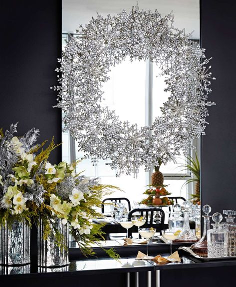 diy-silver-wreath-bar-cocktails-ErUu9RibKv5BLEVGMxU7ds-1221 Window With Wreath, Crystal Wreath, Tropical Centerpieces, Christmas Window Decoration, Holiday Window Display, Christmas Apartment, Material Wreaths, Window Decorations, Christmas Window Decorations