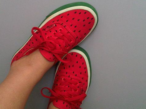 Watermelon feet? :) Strawberry Shoes, Watermelon Shoes, Painted Strawberry, Skateboard Style, Mode Shoes, Sweet Watermelon, Watermelon Print, Cute Flats, Vans Off The Wall