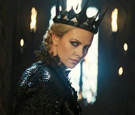 Snow White And The Huntsman - Queen Ravenna Ravenna Snow White Charlize Theron, Rhaella Targaryen, Ravenna Snow White, Targaryen Women, Queen Ravenna, Book Gif, Snow White And The Huntsman, The Huntsman, Evil Queens