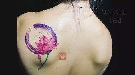 Beautiful! Lotus growing thru enso muck Enso Tattoo, Yogi Tattoo, Zen Tattoo, Breathe Art, Lotus Tattoos, Tatuagem Masculina Pequena, Custom Tattoos, Wash Painting, Ink Wash Painting