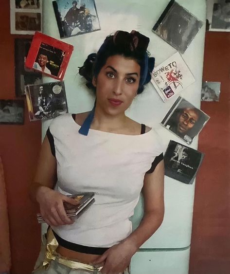 Amy Winehouse on Instagram: “A gorgeous rare picture of young Amy at her flat on Jeffreys Place in Camden Town, London. 🤍 #AmyWinehouse #AmyForever 🖤” Rare Amy Winehouse Pictures, Amy Winehouse Rare Pictures, Amy Winehouse Photoshoot, Frank Amy Winehouse, Amy Winehouse Last Concert, Amy Winehouse Frank Era, Amy Winehouse Rare, Young Amy Winehouse, Amy Winehouse Frank