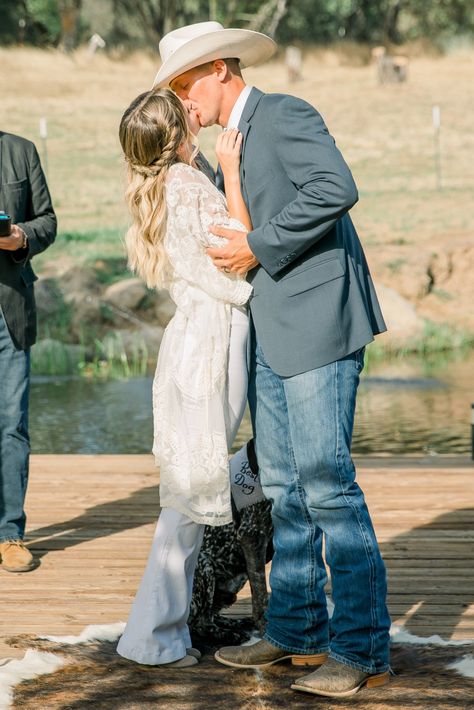 Bride In Jeans Wedding, Casual Wedding Outfit Bride Jeans, Bride In Jeans And Blouse, Bridesmaids In Jeans, Casual Bride Outfit Jeans, Jeans At Wedding, Bride In Jeans, Blue Jean Wedding, Groom In Jeans