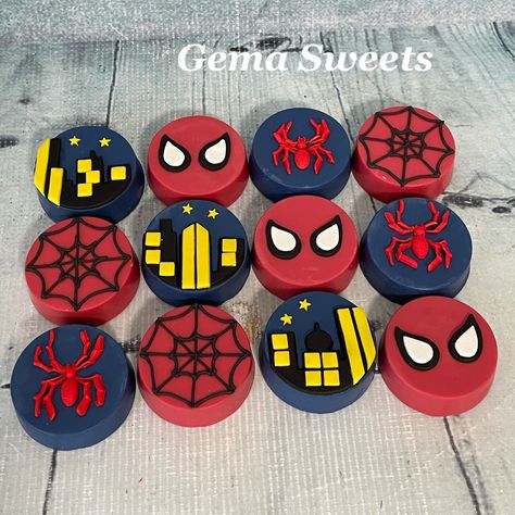 Marvel Chocolate Covered Oreos, Spiderman Chocolate Covered Oreos, Spider Man Chocolate Covered Oreos, Spiderman Cakesicles, Spider Man Oreos, Spiderman Cake Pops Ideas, Spiderman Oreos, Spiderman Rice Crispy Treats, Spiderman Treats