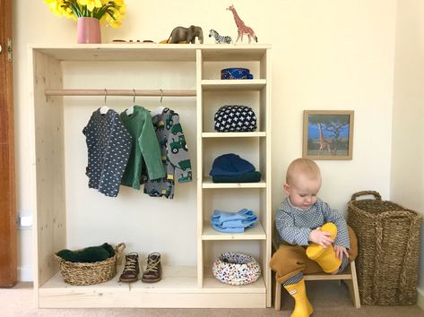 Camera Montessori, Montessori Toddler Bedroom, Montessori Wardrobe, Montessori Kids Room, Montessori Toddler Rooms, Toddler Wardrobe, Wardrobe Dressing, Montessori Nursery, Maluchy Montessori