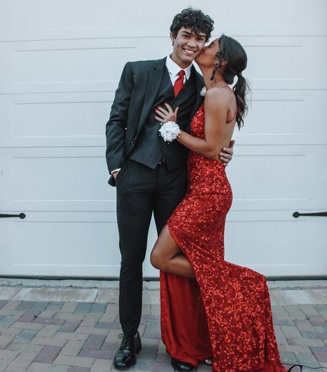 Prom Couples Red, Red Prom Couple Outfit, Red Prom Couple, Prom Dates Couples, Prom Couples Outfits, Couples Prom, Prom Photography Poses, Couple Prom, Prom Tux