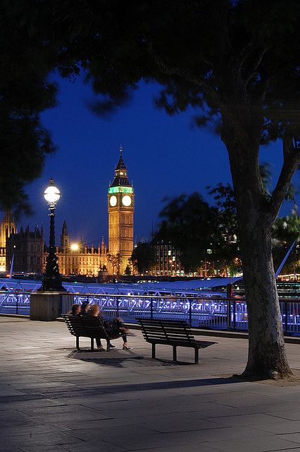 Bench With View London Nights #travel, #leisure, #trips, #vacations, https://facebook.com/apps/application.php?id=106186096099420 London Ideas, London At Night, Big Ben Clock, Living In London, London Night, Trip Planner, Canary Wharf, City Of London, Voyage Europe