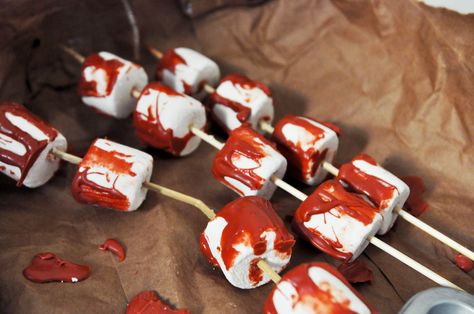 Adult Halloween Party Food, Halloween Party Recipes, Easy Halloween Recipes, Adult Halloween Party Decorations, Plat Halloween, Scary Halloween Food, Horror Themed Party, Vampire Party, Cheap Diy Halloween Decorations