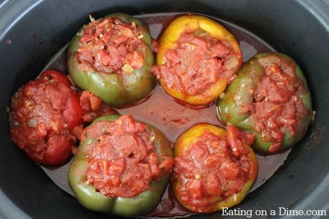 Need an easy crock pot recipe? Try this delicious Crock pot Stuffed Peppers recipe that is better than the traditional stuffed peppers recipe. Crock Pot Stuffed Peppers, Leftover Chili Recipes, Ground Beef Crockpot Recipes, Slow Cooker Ground Beef, Crockpot Stuffed Peppers, Slow Cooker Stuffed Peppers, Eating On A Dime, Meatless Main Dishes, Crockpot Recipes Beef