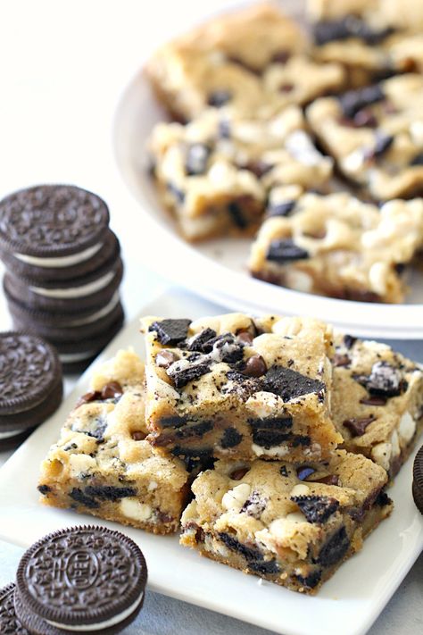 Oreo Blondies, Best Blondies Recipe, Six Sisters Stuff, Blondies Recipe, Peanut Butter Bars, Brownie Bar, Chewy Cookie, Yummy Sweets, Brownie Recipes