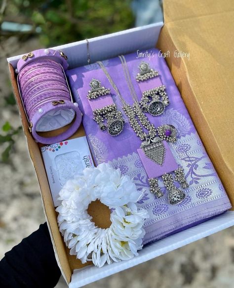 Shadi Gifts Ideas, Birthday Gift Ideas For Bhabhi, Gift For Bhabhi Birthday, Bridesmaid Hamper Ideas Indian, Indian Wedding Crafts Diy, Beauty Hamper Ideas, Dress Hamper, Engagement Hamper Ideas, Keep Smile