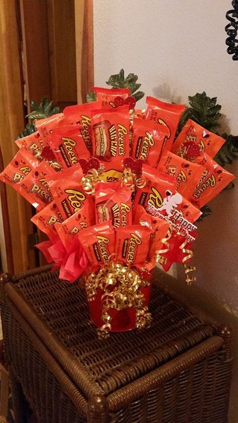 Chocolate Bouquet Ideas, Candy Bar Bouquet, Candy Arrangements, Candy Gift Baskets, Candy Bouquet Diy, Halloween Fruit, Valentine's Day Gift Baskets, Themed Gift Baskets, Birthday Candy