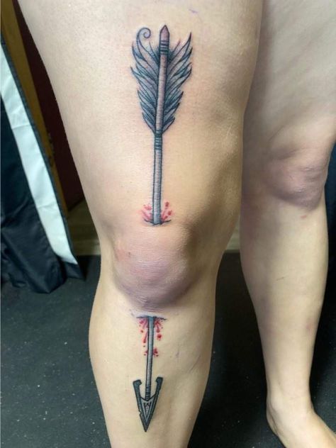 Tattoo of an arrow through the knee Arrow In The Knee Tattoo, Arrow Sleeve Tattoo, Arrow Knee Tattoo, Arrow To The Knee Tattoo, Skyrim Shout Tattoo, Skyrim Inspired Tattoos, Dragon Age Origins Tattoo, Skyrim Tattoo Sleeve, Small Skyrim Tattoo