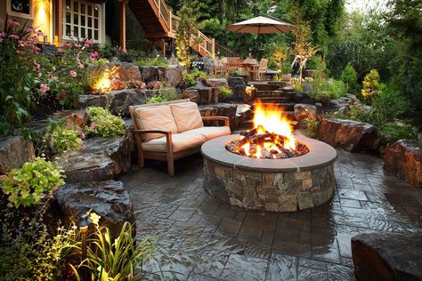 Design Per Patio, Outdoor Fire Pit Seating, Backyard Resort, Terraced Backyard, Fire Pit Seating Area, Fire Pit Landscaping, Rustic Patio, Round Fire Pit, Stone Fire Pit