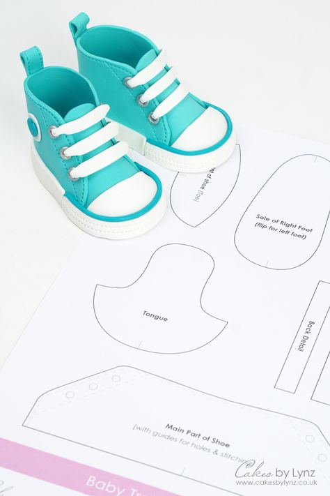 Cute Baby Shoes / Trainer Cake Topper Tutorial with template - Baby Converse Trainer Cake, Baby Boy Converse, Shoes Template, Fondant Baby Shoes, Shoes Cake, Cake Topper Printable, Make Your Own Shoes, Shoe Template, Baby Boy Booties