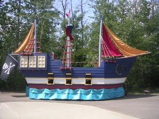 Here's a few pics of the pirate ship float we built for the small town parades near Edmonton Alberta. We've had our fun so the float is now ... Pirate Party Decorations, Homecoming Floats, Boat Parade, Pirate Halloween, Playhouse Outdoor, Nautical Party, Christmas Float Ideas, Outside Decorations, Parade Float