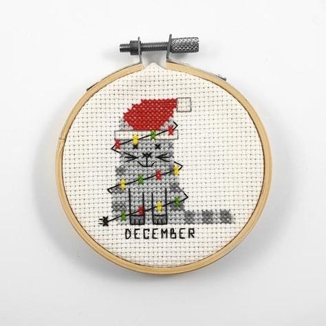 Cat Cross Stitches, Christmas Kitten, Cat Cross Stitch Pattern, Pola Kristik, Cat Cross Stitch, Mini Cross Stitch, Cute Cross Stitch, Cross Stitch Cards, Christmas Cross