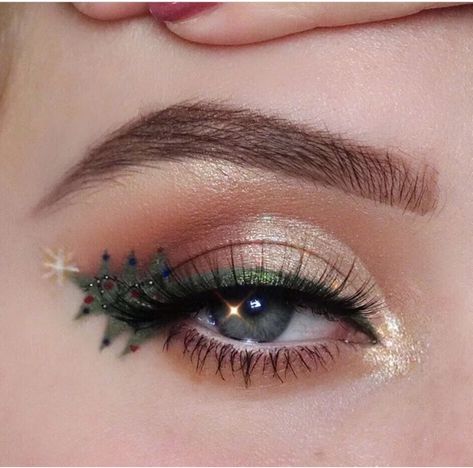 The holidays are almost here! This season is a time to go all out, whether that means wearing a sparkle shirt, throwing on your cutest heels, or drawing an extra special design on your nails.While Christmas nails (and holiday nails in general) seem pretty straightforward, there’s actually a ton of designs and variations. Christmas Tree Makeup Look, Christmas Graphic Liner Makeup, Christmas Tree Eyeliner, Mads Core, Christmas Tree Makeup, Senior Makeup, Tree Makeup, Nice Makeup, Christmas Eye Makeup