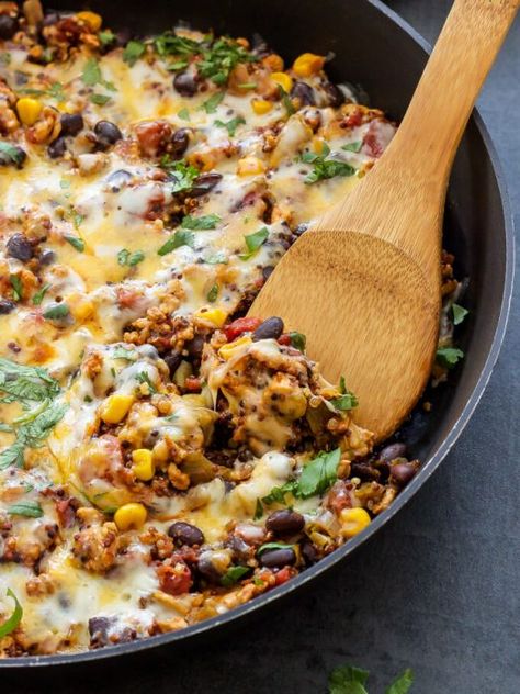 Turkey Taco Quinoa Skillet | This healthy and easy to make Turkey Taco Quinoa Skillet dinner is a one pan wonder the whole family will love! Taco Quinoa, Quinoa Skillet, Turkey Quinoa, Turkey Taco, Clean Foods, Turkey Tacos, Turkey Dinner, Easy Family Dinners, Ground Turkey Recipes