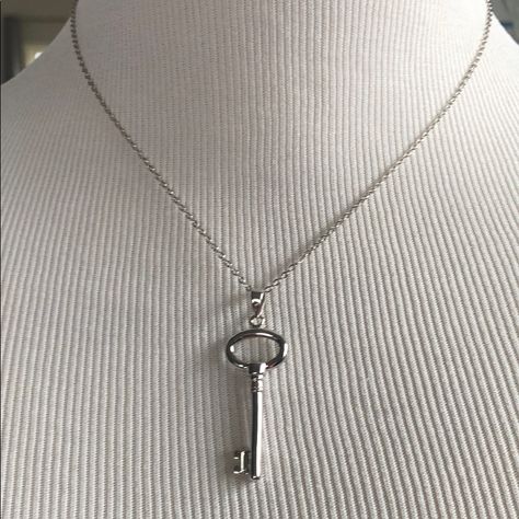 Nwot! Cute Key Necklace, Length Can Be Adjusted. 200s Jewelry, Key Necklace Aesthetic, 2000s Necklace, Emo Necklace, Necklaces Y2k, Physical Manifestation, Necklaces Key, Money Buys Happiness, Key Necklaces