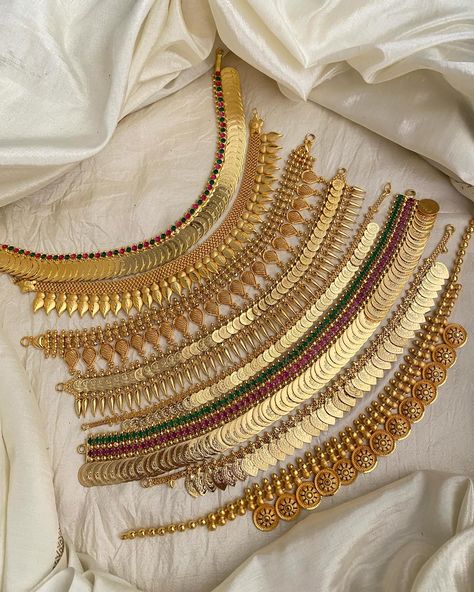 Kerala Necklace Sets From 'Vriksham' • South India Jewels Kerala Necklace, Kerala Jewellery, Bridal Jewelery, Choker Necklace Designs, Wedding Journal, Bangles Jewelry Designs, Necklace Sets, Neck Chain, April 21