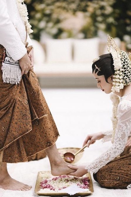 Nikahan Adat Jawa, Wedding Adat Jawa, Pose Foto Pernikahan, Upacara Adat, Moodboard Wedding, Javanese Wedding, Adat Jawa, Indonesian Wedding, Wedding Photo Studio