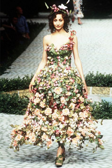 Moschino Runway, Runway Fashion Couture, Fantasy Gowns, Claudia Schiffer, Fairytale Dress, Naomi Campbell, Couture Gowns, Fancy Outfits, Kate Moss