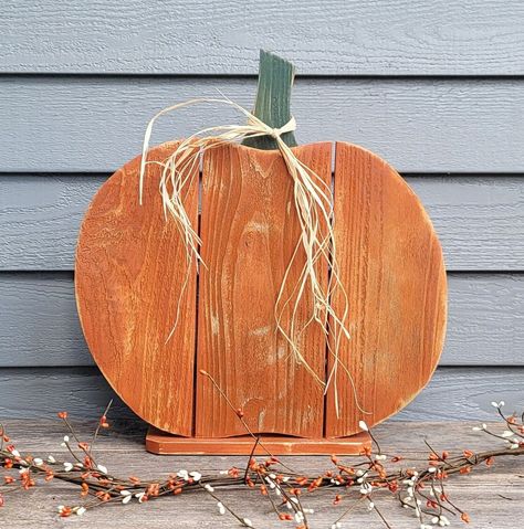 Pumpkin Wood Crafts, Rustic Wood Pumpkins, Fall Rustic Decor, Wood Pumpkins Diy, Primitive Fall Crafts, Pallet Pumpkin, Pumpkins Diy, Whiskey Barrel Furniture, Pumpkin Stand