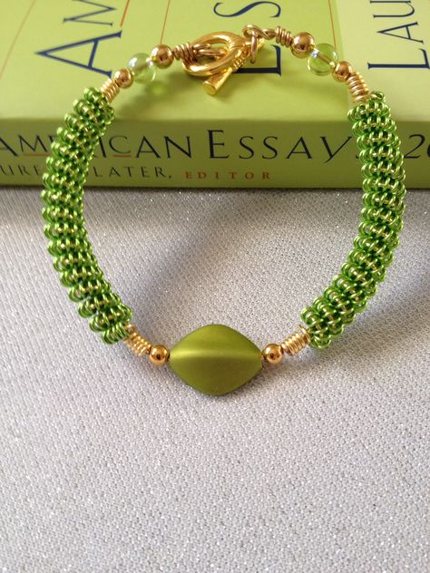 Coiled Wire Jewelry, Bead Embroidered Bracelet, Wire Jewelry Rings, Wire Jewelery, Wire Wrap Jewelry Designs, Green Beaded Bracelets, Cosplay Jewelry, Diy Jewelry Tutorials, Wire Wrapped Bangles